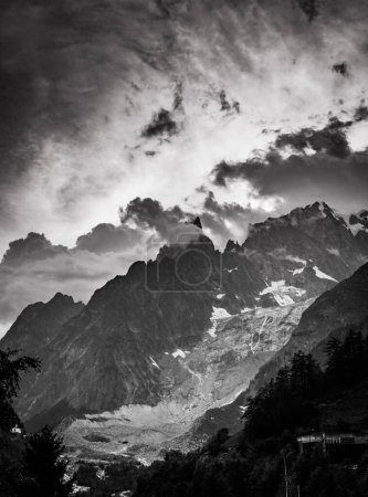Téléchargez les photos : Mauvais temps sur le massif du Mont Blanc - en image libre de droit