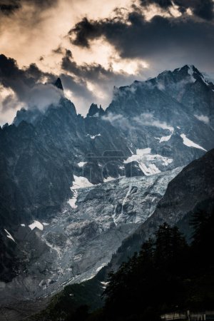 Téléchargez les photos : Mauvais temps sur le massif du Mont Blanc - en image libre de droit