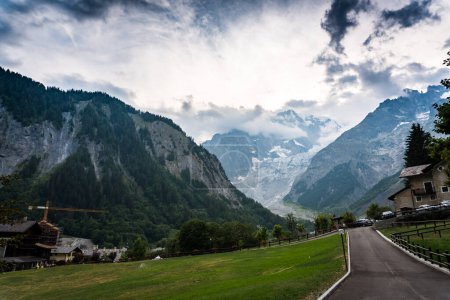 Téléchargez les photos : Vallée alpine avec bâtiments et vue sur le village - en image libre de droit