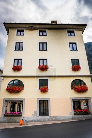 Téléchargez les photos : Détails d'un village de montagne dans les Alpes italiennes - en image libre de droit