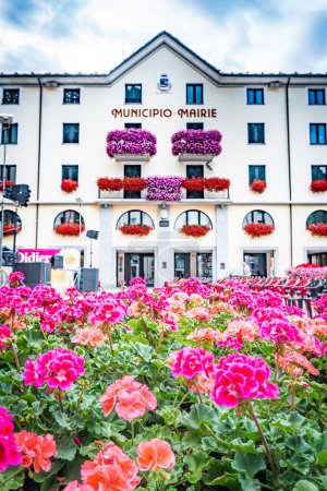 Téléchargez les photos : Hôtel de ville détails d'un village de montagne dans les Alpes italiennes - en image libre de droit