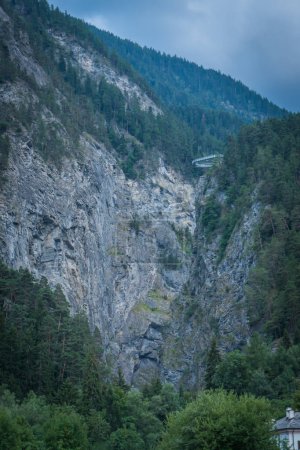 Téléchargez les photos : Les sommets des Alpes par mauvais temps - en image libre de droit