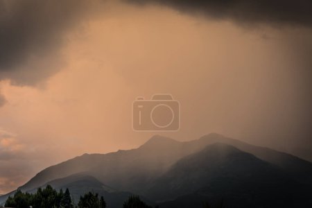 Foto de Los picos de los Alpes con mal tiempo - Imagen libre de derechos