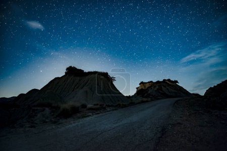Foto de Cielo estrellado y constelaciones sobre la ciudad - Imagen libre de derechos