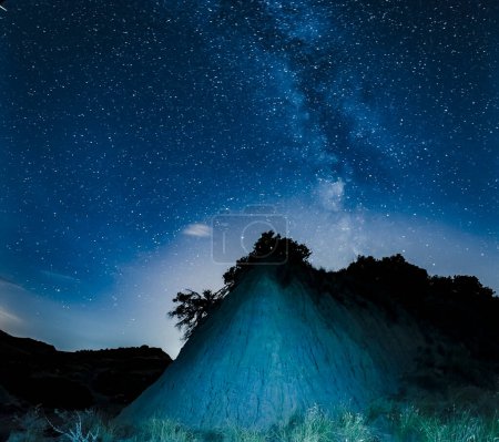 Foto de Cielo estrellado y constelaciones sobre la ciudad - Imagen libre de derechos