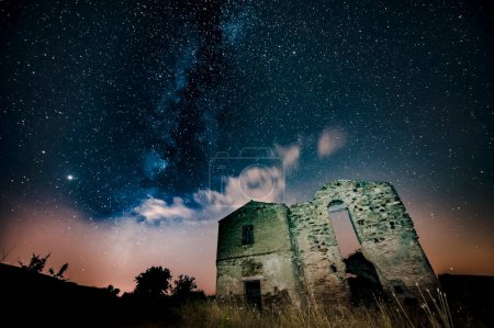 Téléchargez les photos : Belle façon de lait dans le ciel nocturne - en image libre de droit