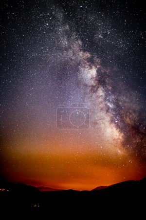 Téléchargez les photos : Belle façon de lait dans le ciel nocturne - en image libre de droit
