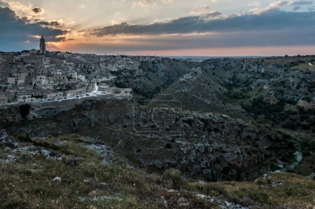Téléchargez les photos : Vue de Matera au coucher du soleil depuis les grottes de Murgia - en image libre de droit
