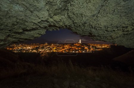 Téléchargez les photos : La belle ville de la mer Méditerranée dans la soirée - en image libre de droit