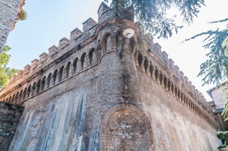 Téléchargez les photos : Murs de château dans le centre historique d'une ville médiévale - en image libre de droit