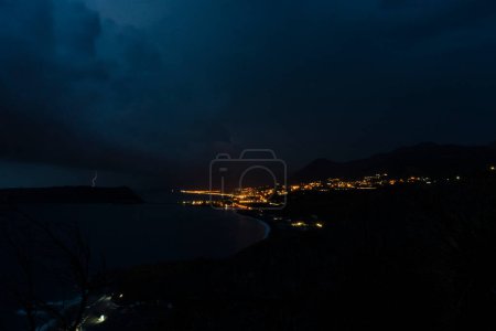 Téléchargez les photos : Côte et baie dans la mer Méditerranée au coucher du soleil avec tempête - en image libre de droit