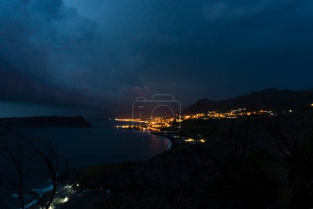 Foto de Costa y bahía en el mar Mediterráneo al atardecer con tormenta - Imagen libre de derechos
