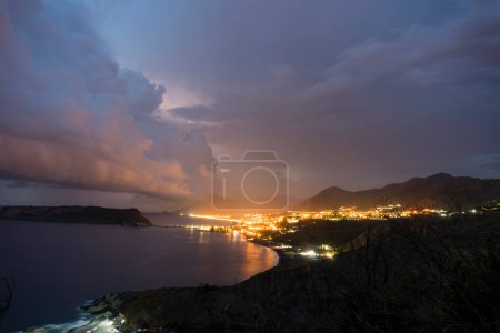 Téléchargez les photos : Côte et baie dans la mer Méditerranée au coucher du soleil avec tempête - en image libre de droit