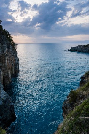 Foto de Calas a lo largo de la costa del mar Mediterráneo y mar agitado con olas - Imagen libre de derechos