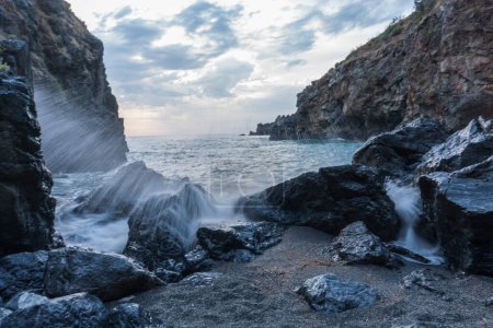 Foto de Calas a lo largo de la costa del mar Mediterráneo y mar agitado con olas - Imagen libre de derechos
