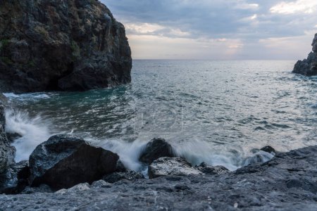 Téléchargez les photos : Criques le long de la côte de la mer Méditerranée et la mer agitée avec des vagues - en image libre de droit