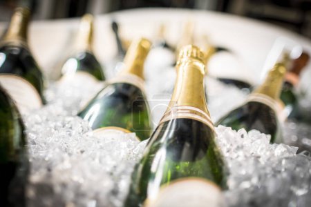 Foto de Botella de champán en el hielo en el club nocturno - Imagen libre de derechos