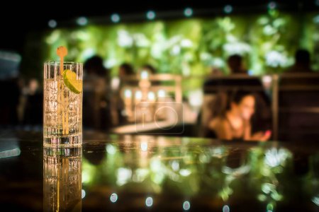 Téléchargez les photos : Quelques boissons dans les boîtes de nuit, bars style de vie pubs restaurants - en image libre de droit