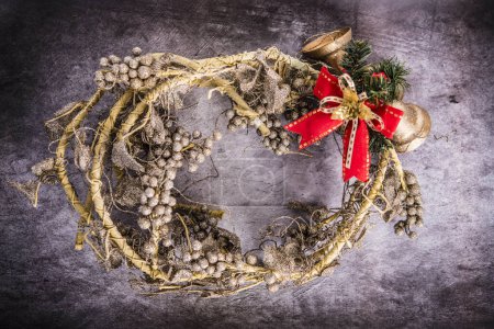 Foto de Neutral Navidad fondo decoraciones corona y campanas - Imagen libre de derechos