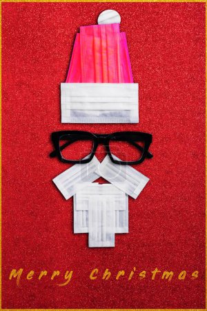 Téléchargez les photos : Joyeux Noël paillettes santa claus fait de masques faciaux - en image libre de droit