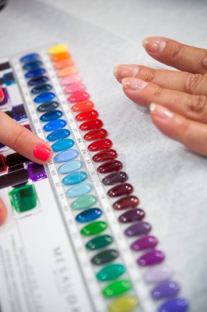 Téléchargez les photos : Manucure et vernis à ongles dans l'atelier de l'esthéticienne - en image libre de droit