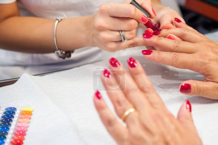 Téléchargez les photos : Manucure et vernis à ongles dans l'atelier de l'esthéticienne - en image libre de droit
