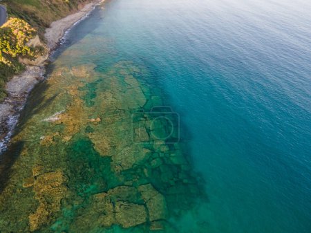 Foto de Foto aérea del acantilado y agua azul transparente - Imagen libre de derechos