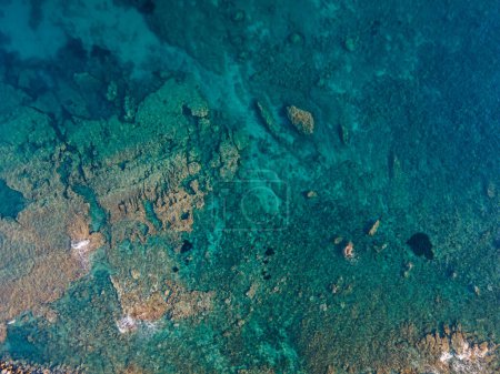 Téléchargez les photos : Photo aérienne de la falaise et de l'eau bleue transparente - en image libre de droit