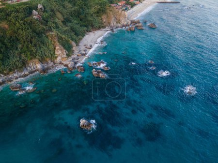 Téléchargez les photos : Photo aérienne de la falaise de Tropea, et de l'eau bleue transparente - en image libre de droit
