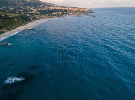Foto de Foto aérea del acantilado de Tropea, y agua azul transparente - Imagen libre de derechos