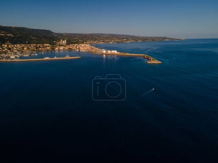 Téléchargez les photos : Bateaux amarrés à la jetée et Seascape au coucher du soleil - en image libre de droit