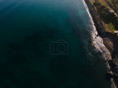 Téléchargez les photos : Photo aérienne de la falaise et de l'eau bleue transparente - en image libre de droit