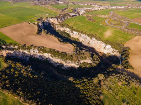 Téléchargez les photos : Gorges de la rivière Gravina, canyons creusés dans la roche avec des champs cultivés tout autour - en image libre de droit
