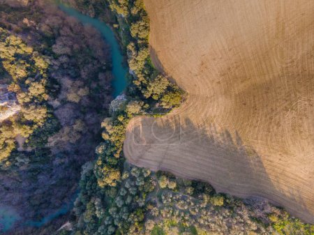 Foto de Gargantas del río Gravina, cañones tallados en la roca con campos cultivados alrededor - Imagen libre de derechos