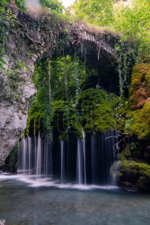 Téléchargez les photos : Cascade perdue à l'intérieur de la forêt, lieu enchanteur pour la vraie adve - en image libre de droit