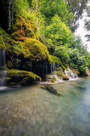 Foto de Cascada perdida dentro del bosque, lugar encantador para adve real - Imagen libre de derechos