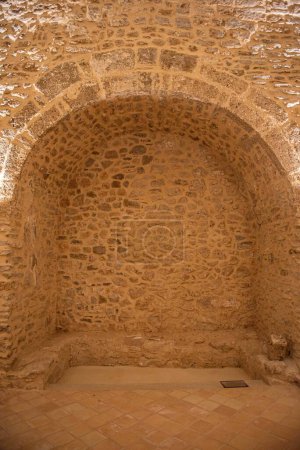 Téléchargez les photos : Stone wall with arch and niche of a side chapel of the monastery - en image libre de droit