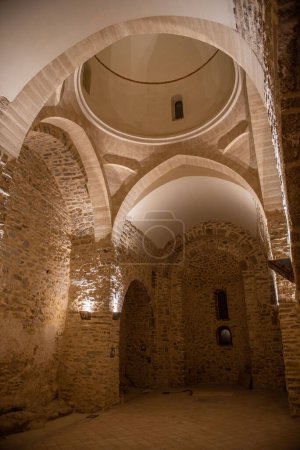 Téléchargez les photos : Stone walls of the nave of a church restores - en image libre de droit