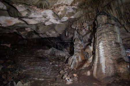 Téléchargez les photos : Large central chamber of the cave with columns of stalactites and stalagmites - en image libre de droit