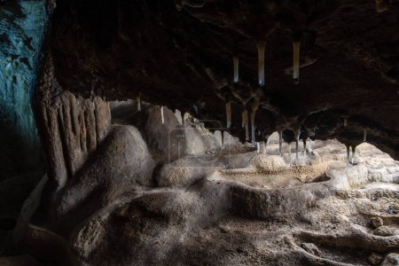 Téléchargez les photos : Pools and limestone concretions inside the cave - en image libre de droit