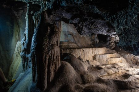 Téléchargez les photos : Pools and limestone concretions inside the cave - en image libre de droit