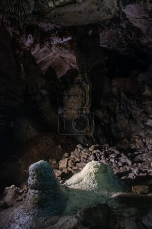 Foto de Cueva interior con estalactitas y estalagmitas - Imagen libre de derechos