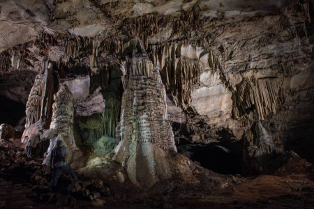 Foto de Stalactites and stalagmites in the central chamber of the cave - Imagen libre de derechos