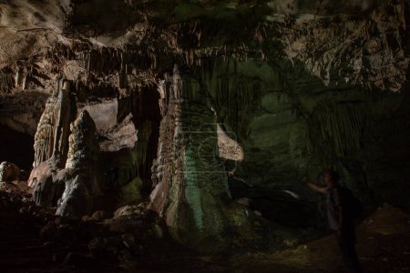 Téléchargez les photos : Stalactites and stalagmites in the central chamber of the cave - en image libre de droit