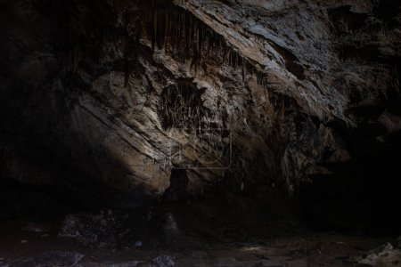 Téléchargez les photos : Intérieur de la grotte avec stalactites et stalagmites - en image libre de droit