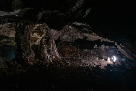 Foto de Large central chamber of the cave with columns of stalactites and stalagmites - Imagen libre de derechos