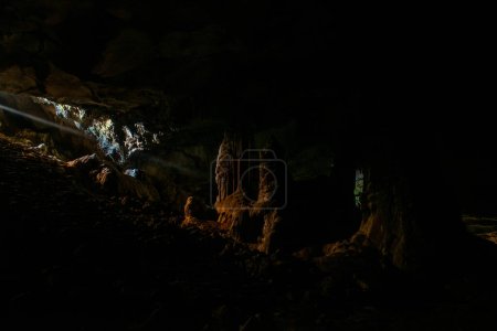 Foto de Cueva iluminada por los rayos del sol que entra e ilumina la cámara central - Imagen libre de derechos