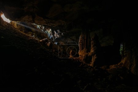 Téléchargez les photos : Rayons de soleil dans la grotte. Depuis l'entrée de la grotte, des rayons de soleil illuminent l'intérieur. - en image libre de droit