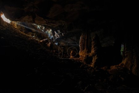 Foto de Cueva iluminada por los rayos del sol que entra e ilumina la cámara central - Imagen libre de derechos
