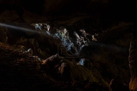 Téléchargez les photos : Grotte éclairée par les rayons du soleil entrant et éclairant la chambre centrale - en image libre de droit